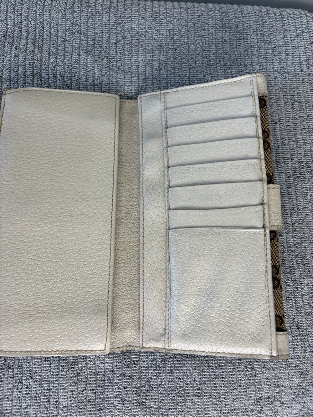 Authentic Gucci Beige GG Canvas Continental Wallet with White Trim - Picture 7 of 13